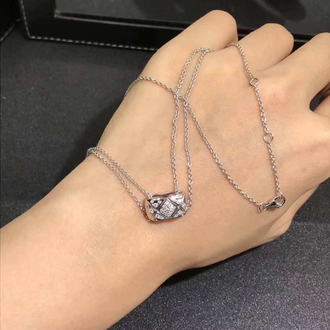 Inspiré Coco Chanel Ecrasez collier pendentif or blanc 18 carats avec diamants