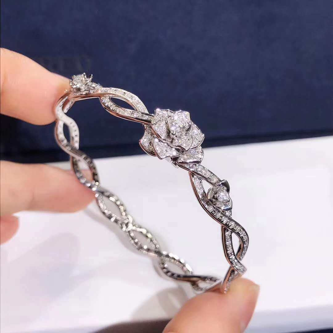 Piaget Rose bracelet en or blanc 18 carats serti 190 diamants taille brillant 1.32ct