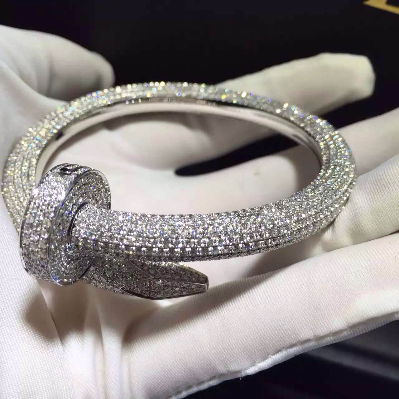 18K oro blanco Cartier Juste un Clou de uñas pulsera pavimentada 1752 diamantes