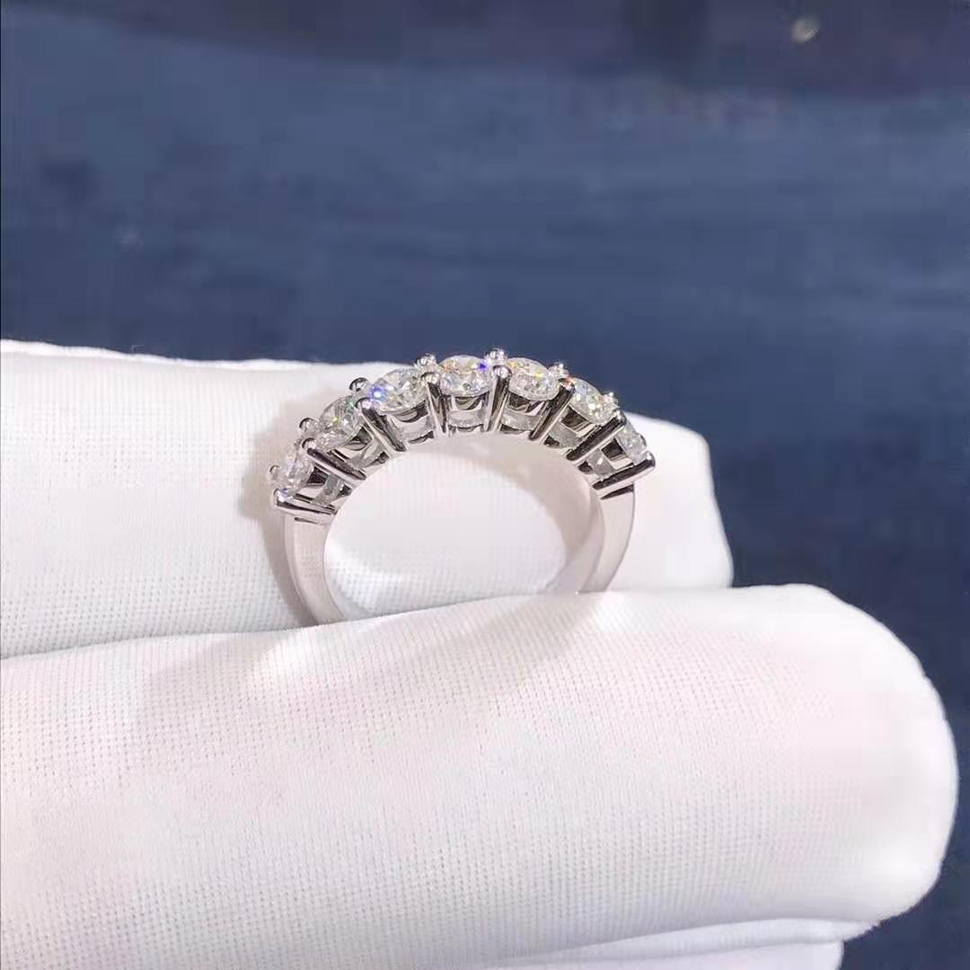 Tiffany Abrace banda anel em platina com um meio círculo de diamantes brilhantes redondos